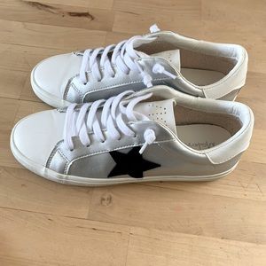 Women’s Vici sneakers size 7.5 never worn